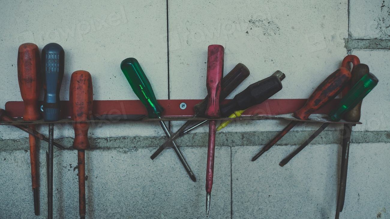 Outils suspendus à un panneau mural dans un garage