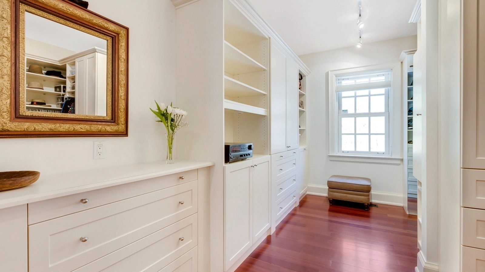 Garde-robe et étagères de rangement bien organisées, lumineuses
