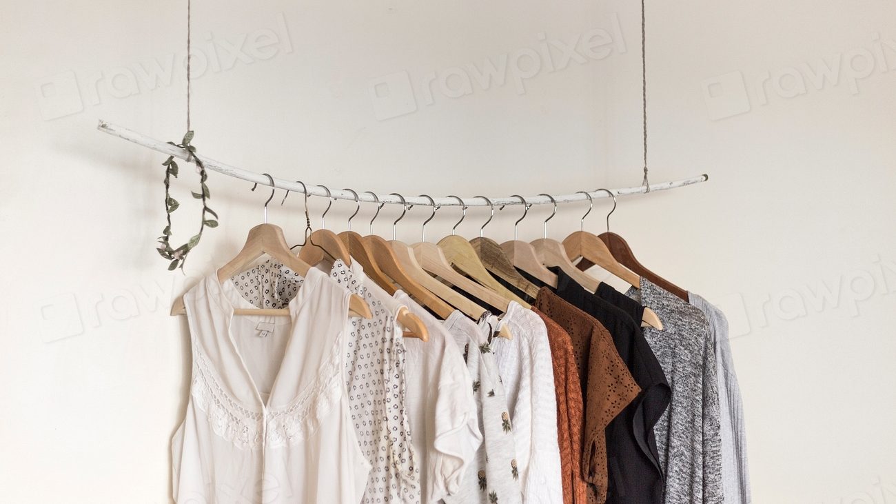 Portant minimaliste avec vêtements suspendus dans une chambre