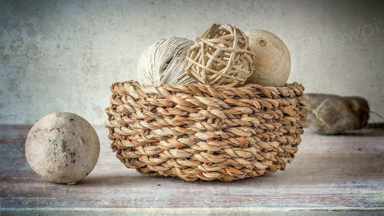 Paniers de rangement en osier posés sur une tablette