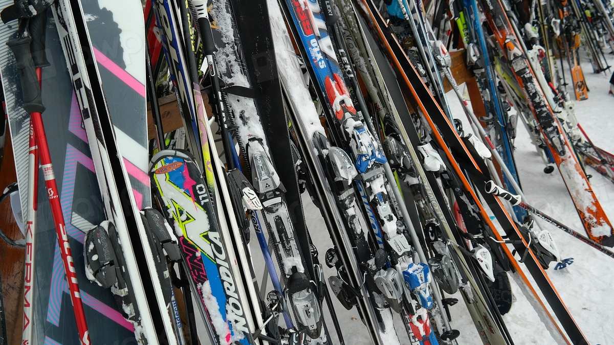 Skis et équipement d'hiver rangés le long d'un mur