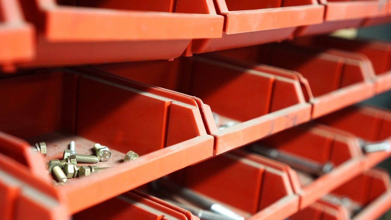 Bacs de rangement muraux avec vis et boulons dans un garage